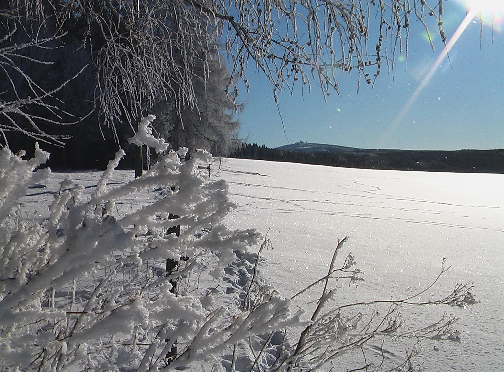 Sonnige Winterlandschaft im Erzgebirge mit Raureif und Blick zum Fichtelberg