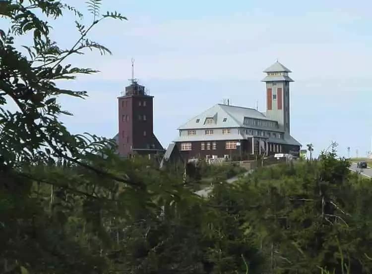 Fichtelberghaus mit Wetterstation